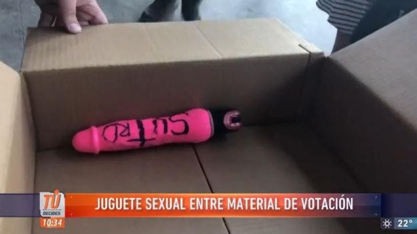 [VIDEO] ¿Broma o protesta? Vocales hallaron un juguete sexual en su caja de materiales