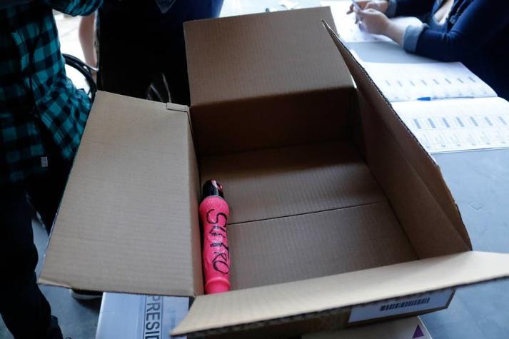Un juguete sexual aparece entre los materiales de votación de una mesa del Estadio Nacional
