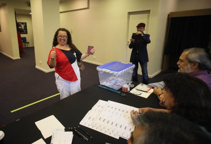 El "traspaso" de votos en las primeras mesas de chilenos en el extranjero