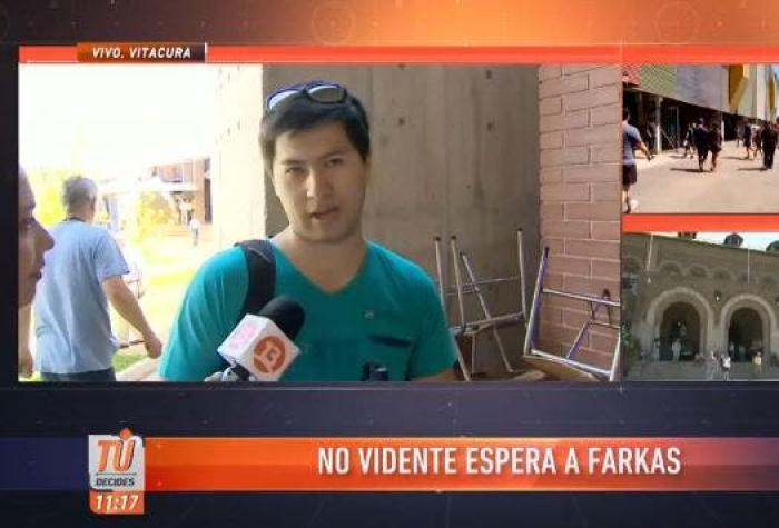 [VIDEO] Joven no vidente espera a Leonardo Farkas en local de votación para pedirle ayuda