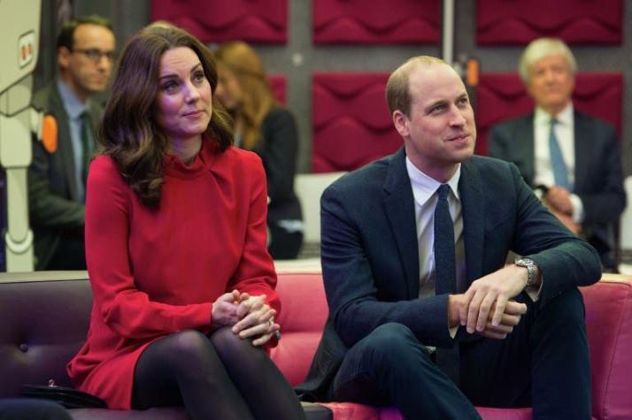 La pregunta que muchos se hacen al ver la fotografía navideña del príncipe William y su familia