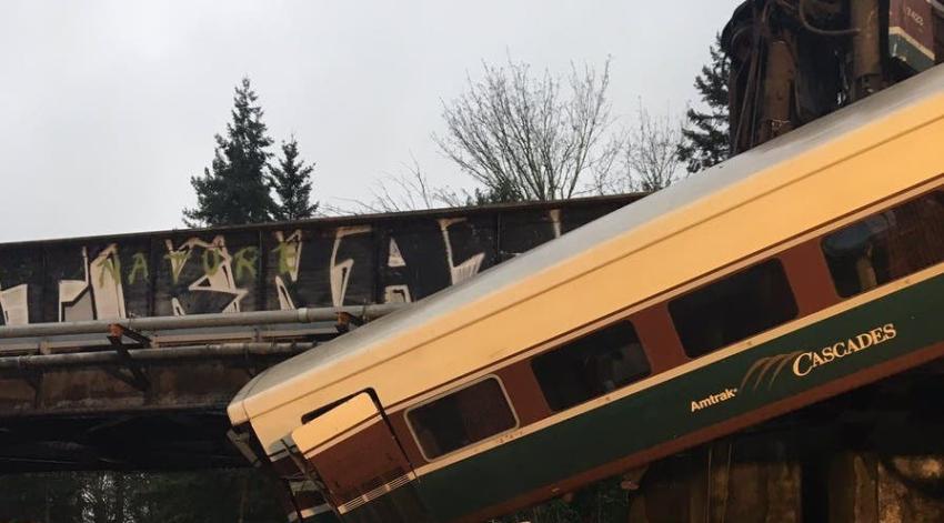 Tren que se descarriló en cercanías de Seattle casi triplicaba el límite de velocidad de la zona