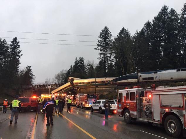 Descarrilamiento de tren cerca de Seattle deja al menos 6 muertos
