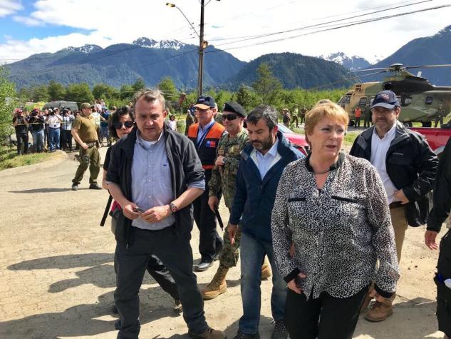 Bachelet visita Villa Santa Lucía y enfatiza que "rescatistas están trabajando sin cesar"