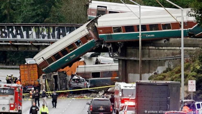 Tren descarrila sobre autopista en grave accidente en Estados Unidos