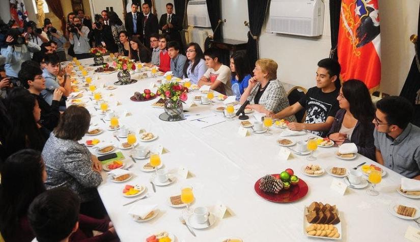 Bachelet desayuna con puntajes nacionales de la PSU: "Son un orgullo para Chile"