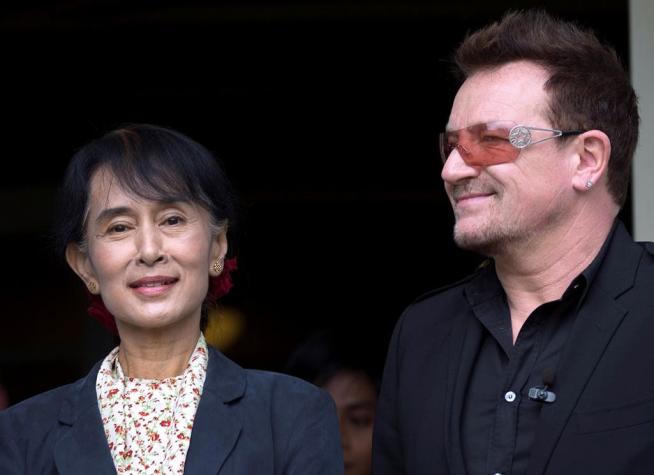 Bono, antiguo defensor de Suu Kyi, le pide que dimita