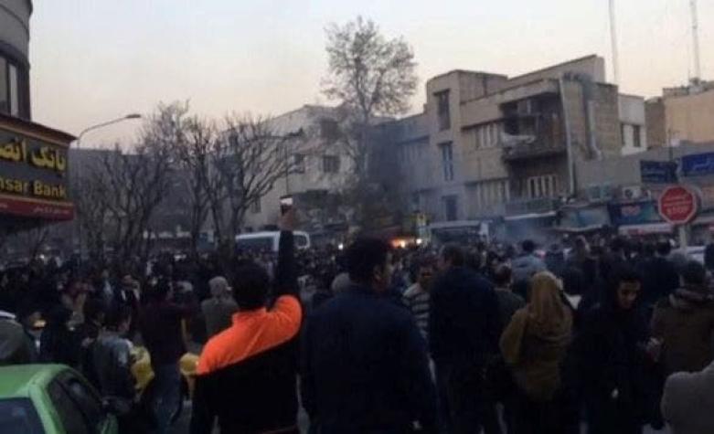 Nuevas protestas estallan en Irán y dejan al menos un policía muerto