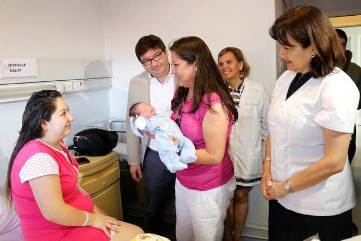 Ministros de Salud y de Desarrollo visitaron a la primera guagua nacida en 2018