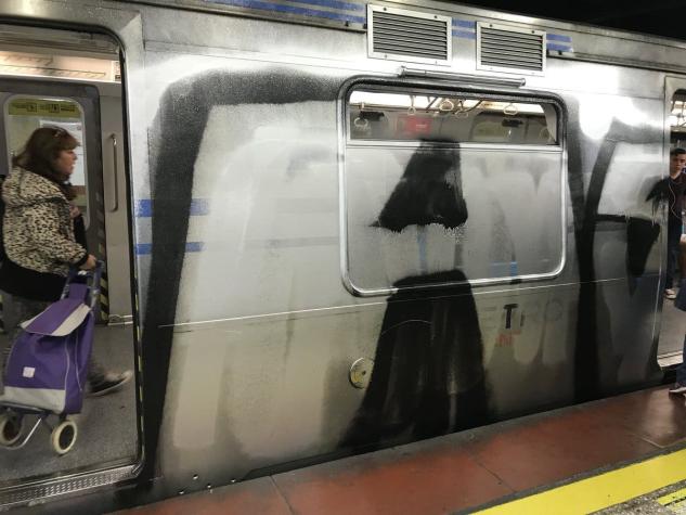 Metro entrega antecedentes al Ministerio Público por nuevos rayados en vagones