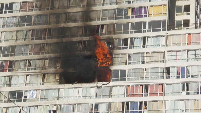 Incendio provoca evacuación de edificio en el centro de Santiago