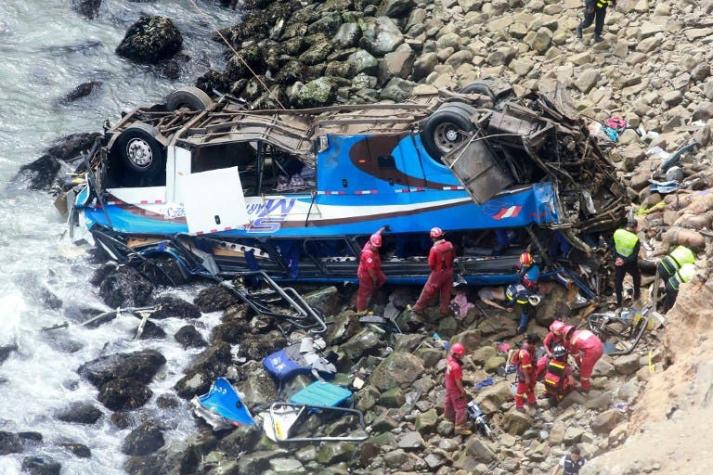 Autoridades confirman al menos 48 los fallecidos en accidente de bus en Perú