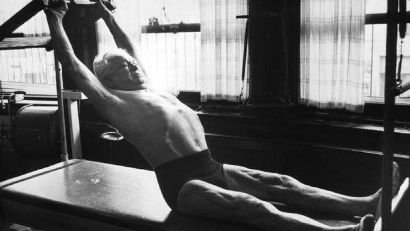 La increíble vida de Joseph Pilates, el hombre que creó el popular método de ejercicio