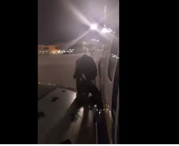 La increíble reacción de un pasajero cansado de esperar en el avión: salió por puerta de emergencia