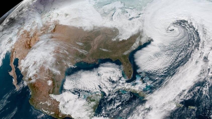 Qué es la "bomba meteorológica", la tormenta invernal que azota con violencia a gran parte de EEUU