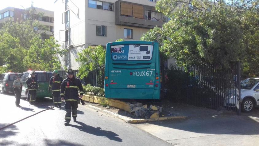 Bus del Transantiago quedó incrustado en condominio de Providencia