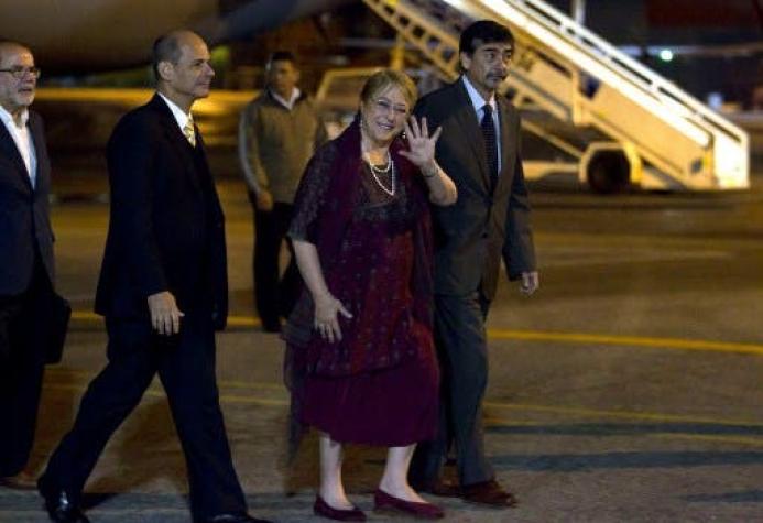 Bachelet llegó a Cuba y se reunirá este lunes con Raúl Castro