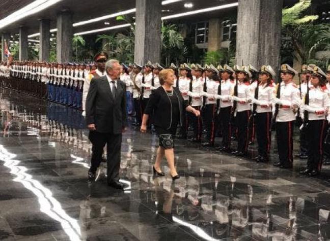 Bachelet se reúne con Raúl Castro en medio de críticas de la oposición chilena y disidencia cubana