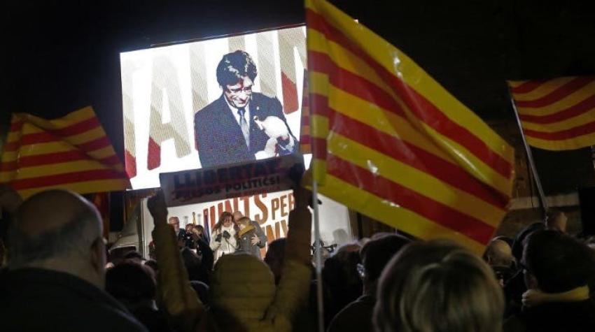 Puigdemont planea una investidura por Skype o delegar su discurso en otro diputado
