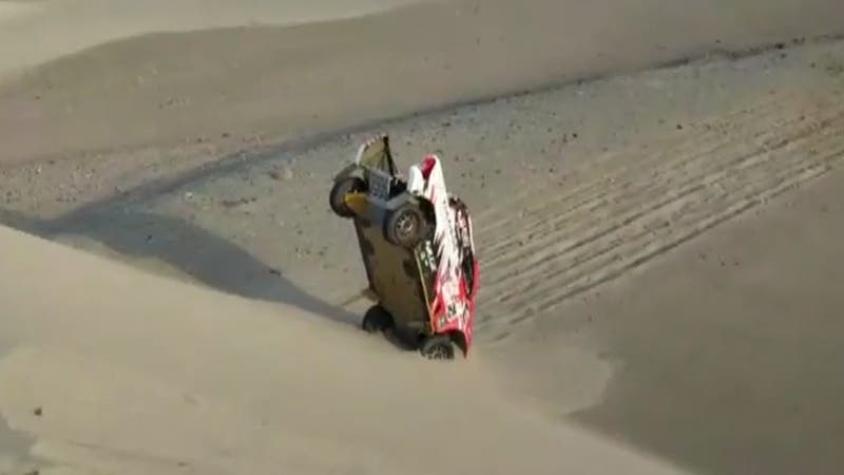 [VIDEO] Incrustados en la arena: El increíble accidente en la quinta etapa del Dakar
