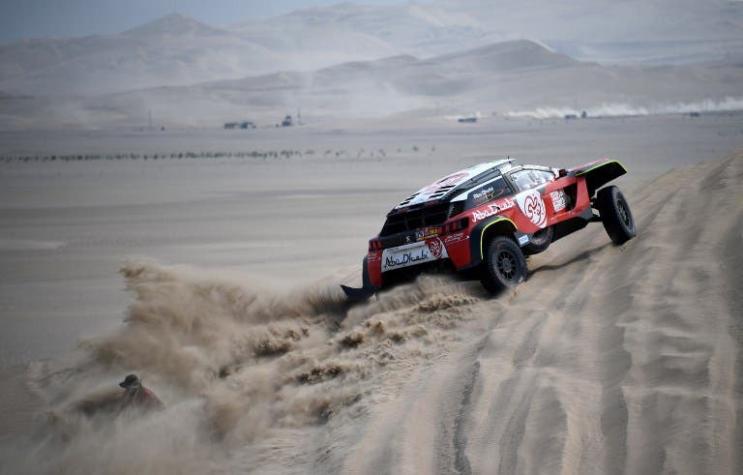 Carlos Sainz gana la sexta etapa del Dakar en autos y se acerca al liderato