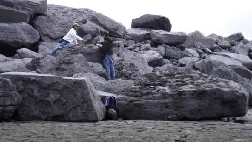 La sorprendente razón por la que hay rocas gigantescas en la cima de algunos acantilados