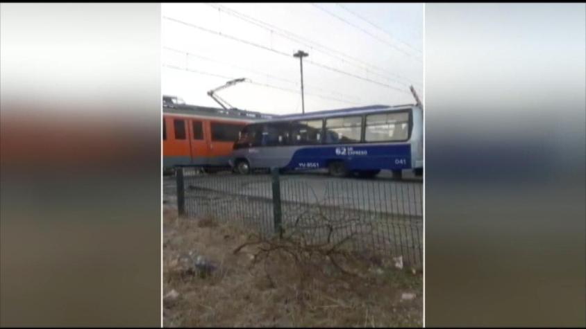 [VIDEO] Bus quedó en panne sobre la vía del tren en Talcahuano