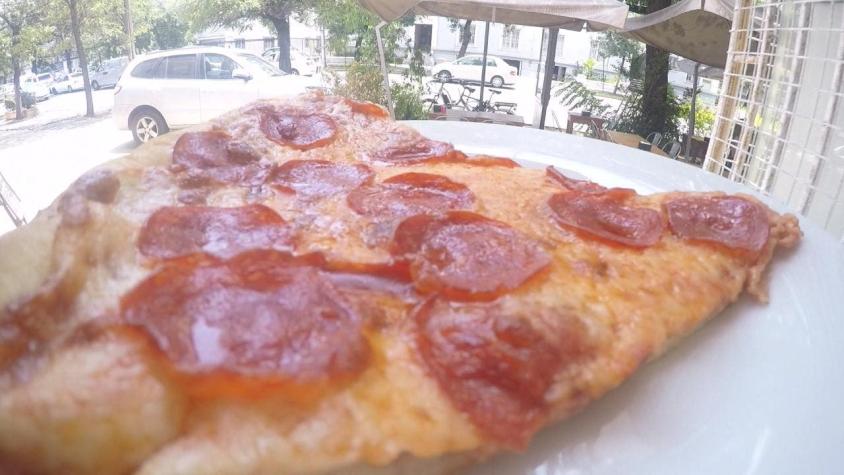 [VIDEO] La nueva forma de disfrutar de la pizza: por trozos y al paso