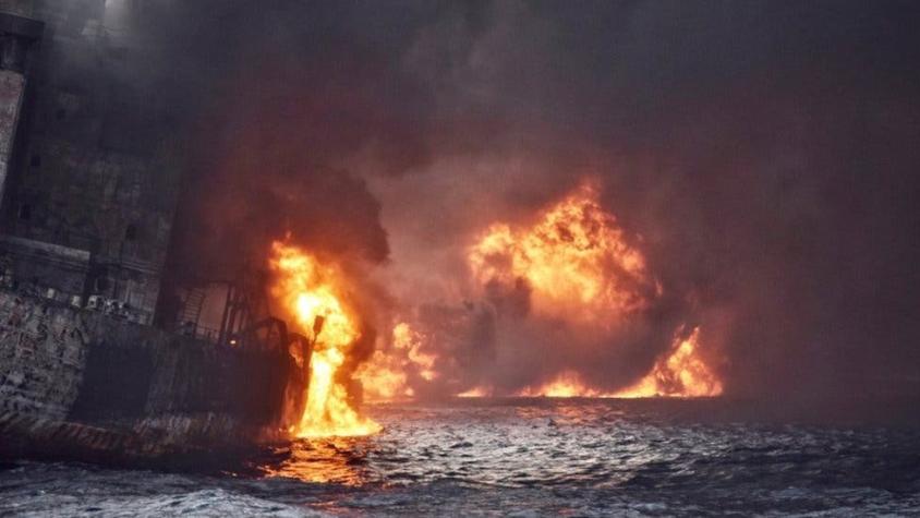 Buque petrolero en llamas se hunde en el mar de China oriental y deja 32 muertos