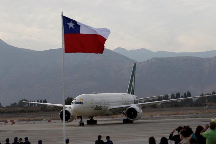 [VIDEO] El momento en que el avión del Papa Francisco toca suelo chileno