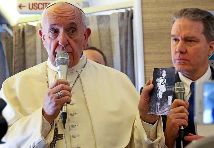 El desgarrador regalo que el Papa hizo a los periodistas en el viaje a Chile