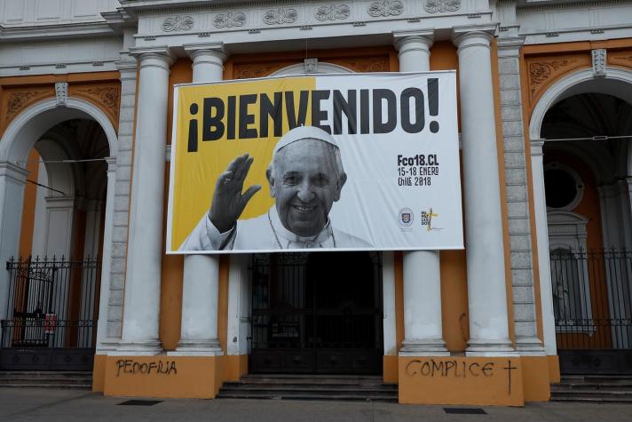 "Pedofilia" y "Cómplice": los rayados en la Iglesia de La Divina Providencia contra el Papa