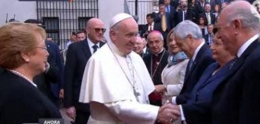 [VIDEO] El breve saludo del Papa Francisco a Piñera y el largo apretón de manos a Lagos