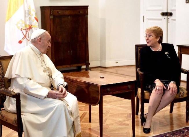 Bachelet se reúne en privado con el Papa y aborda "los múltiples desafíos del nuevo Chile"