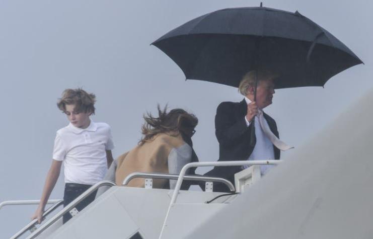 Reveladora imagen en la que Trump usa paraguas y deja a su esposa e hijo bajo la lluvia