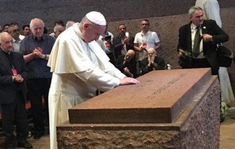 El íntimo momento del Papa Francisco en la tumba del Padre Alberto Hurtado