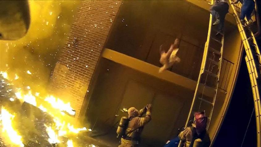 Bombero héroe realiza asombroso rescate de niño lanzado de un edificio en llamas