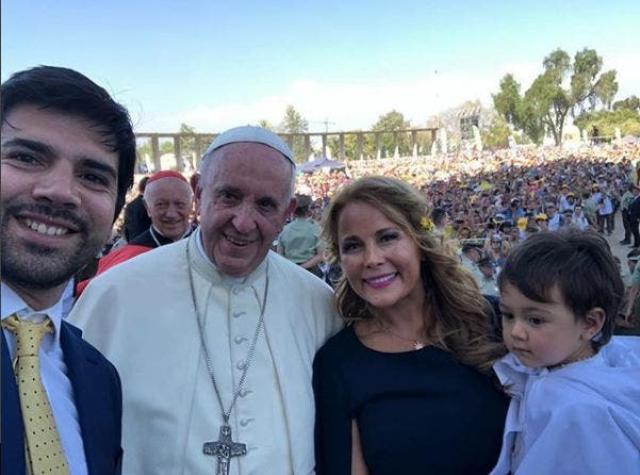 Cathy Barriga se sale de protocolo y logra una selfie con el Papa Francisco