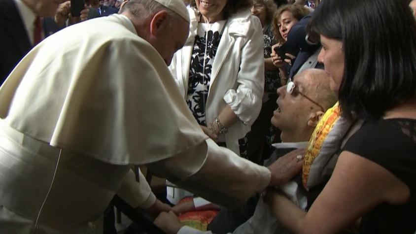 El Papa bendice al actor Alberto Vega en encuentro en la Universidad Católica