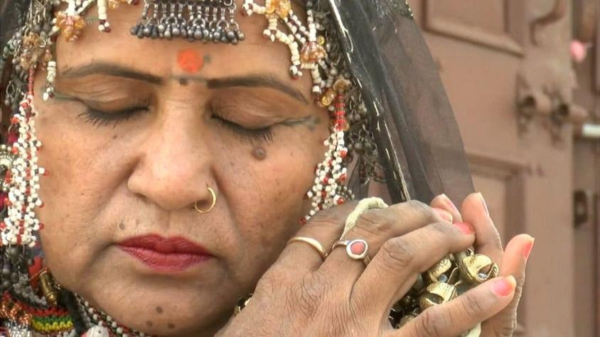La historia de Gulabo Sapera, la bailarina hija de un encantador de serpientes que enterraron viva