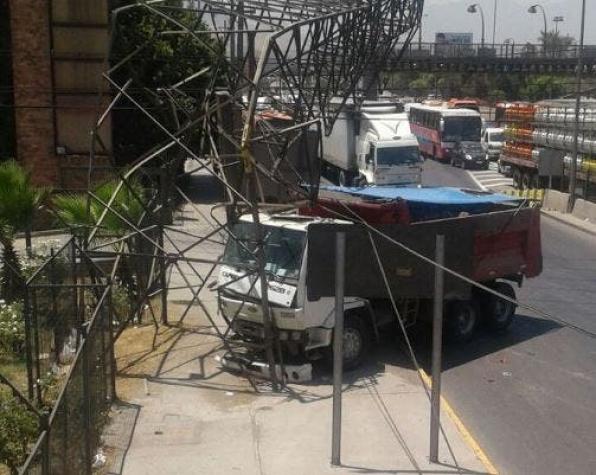 Choque de camión con torre de alta tensión deja a un millón de santiaguinos sin luz