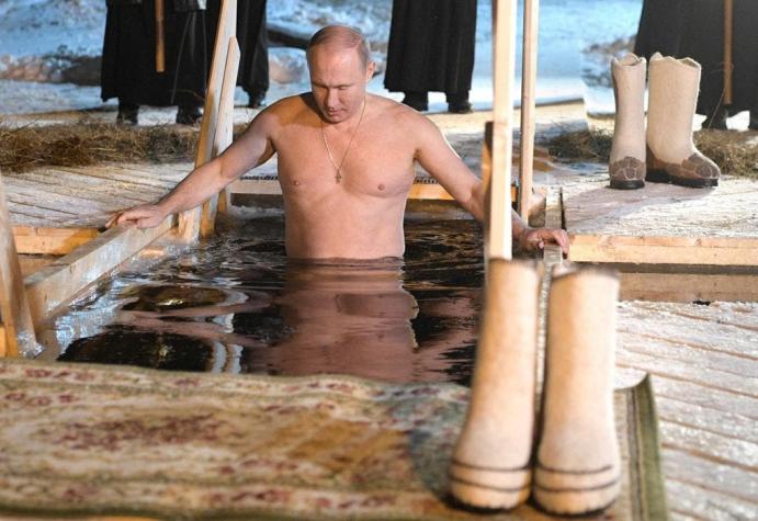 Putin se sumergió en aguas glaciales para celebrar la fiesta de la Epifanía