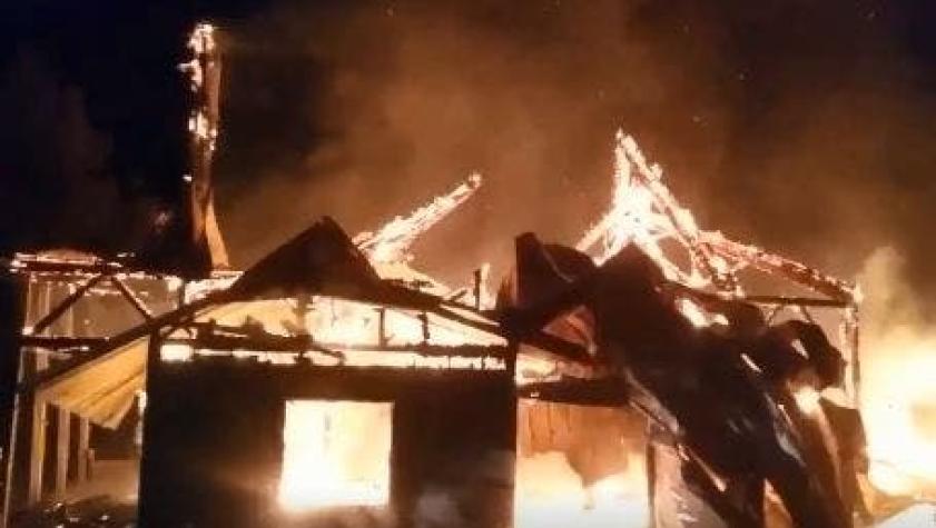 Incendio consume completamente iglesia en Calafquén