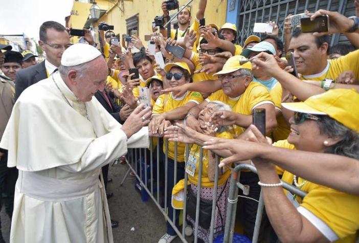 El papa condena en Perú la inseguridad, el crimen organizado y los femicidios