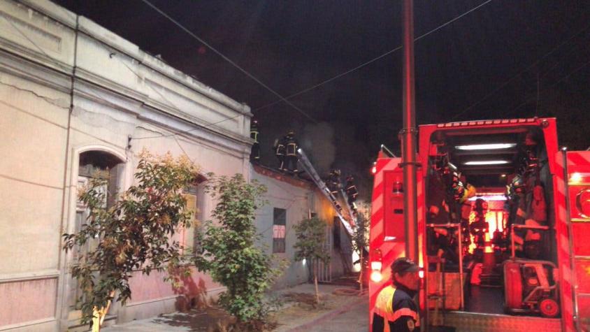 Incendio afecta a imprenta en la comuna de Santiago.