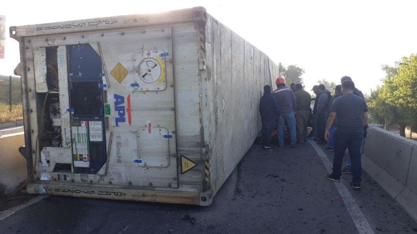 Accidente en Vespucio Norte provoca gran congestión: container cayó sobre un taxi