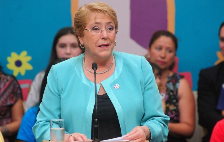 Bachelet celebra aprobación de ley que consagra la gratuidad universitaria