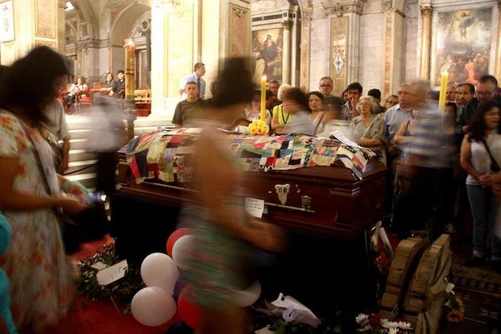 Con música de Violeta y cuecas despidieron a Nicanor Parra en la Catedral de Santiago