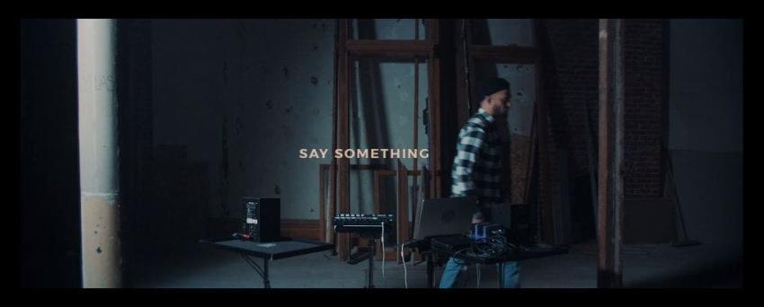 Justin Timberlake agarra la guitarra acústica en su nuevo video "Say something"