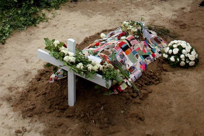 Nicanor Parra es sepultado en sencilla tumba en su casa de Las Cruces
